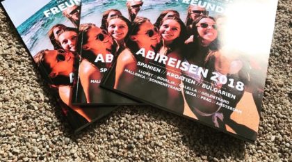 Abireisen Katalog von maxtours liegt im Sand