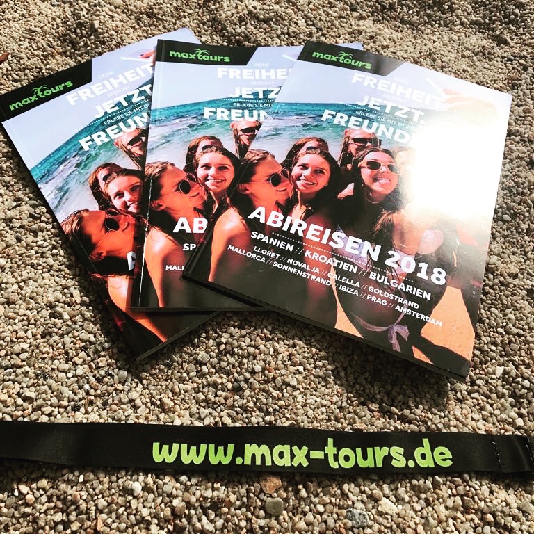 Abireisen Katalog von maxtours liegt im Sand