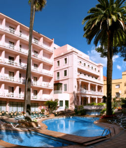 Das Hotel Guitar Rosa in Lloret de Mar von außen