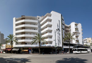 Das Hotel Xaine Park in Lloret de Mar von außen